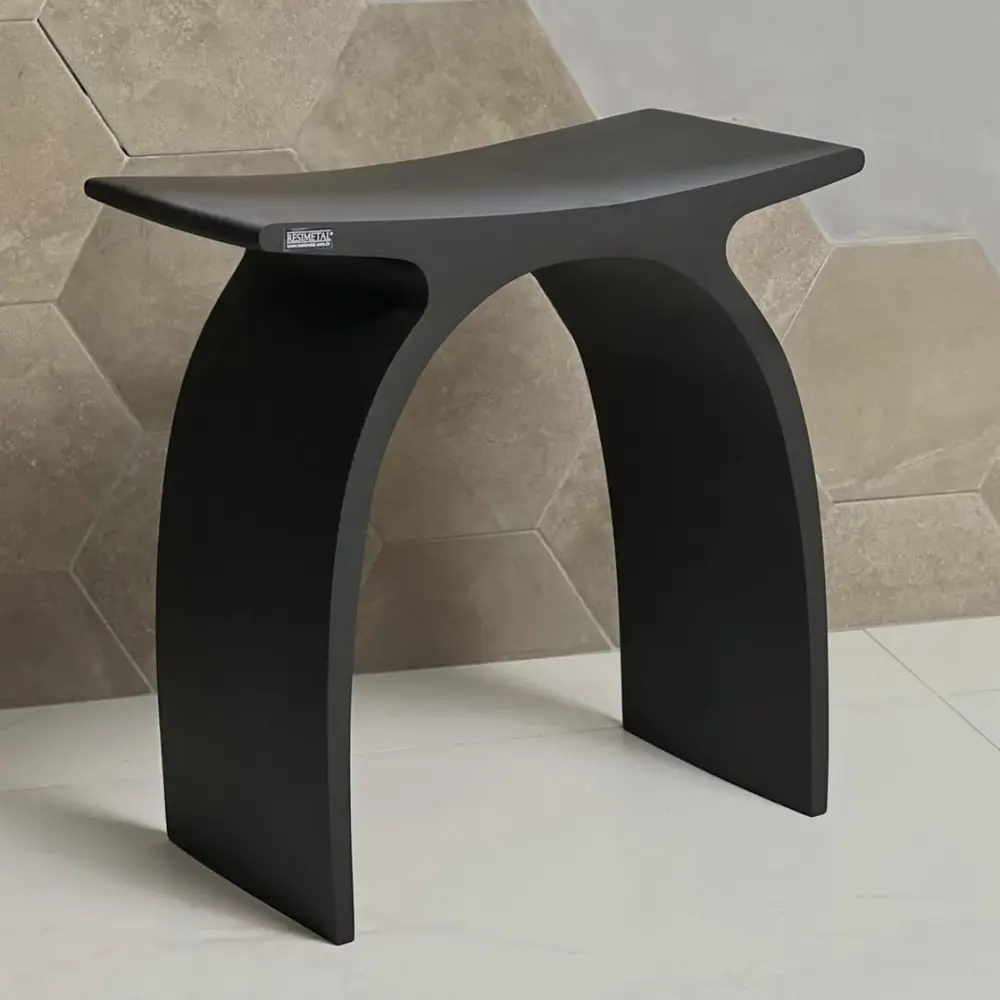 Banqueta Arc em Resina Preto Fosco
